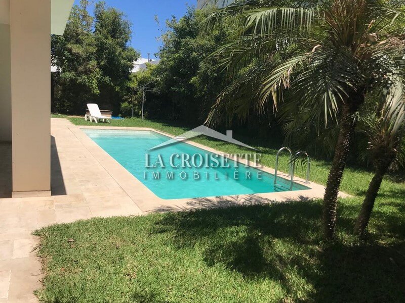 Villa S+5 avec piscine à Ain Zaghouan Nord 